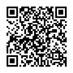 一个两鬓苍白的凯撒上将在自己眼前微小的虚拟屏幕上点了几处二维码生成