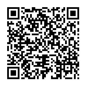 一个衣衫不整的女人迎着漫天大雨跌跌撞撞行走在空无一人的街头二维码生成