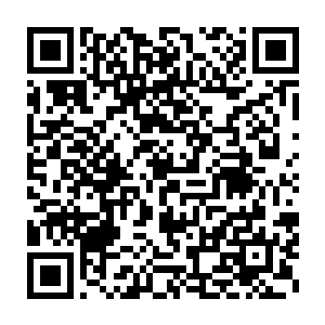 一个衣裳不整的女人迎着漫天大雨跌跌撞撞行走在空无一人的街头二维码生成