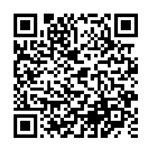 一个里许方圆的巨大的黑色洞口出行在张铁他们一行人的面前二维码生成