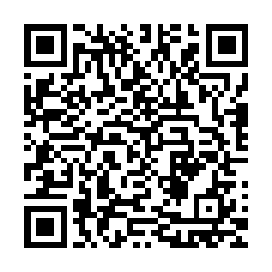 一个面无表情的男人　正手持匕首　站在罗纳尔多的尸体旁边二维码生成