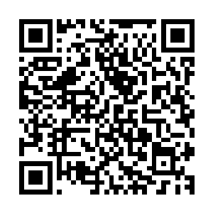 一双眼睛不敢置信的盯着刺入自己咽喉的这把又细又长的长剑二维码生成