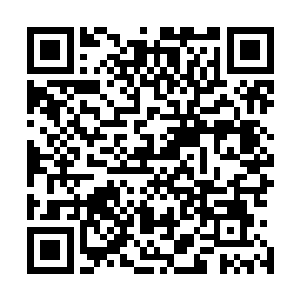 一只巨大的螺旋波纹火焰巨手与触手所形成的大手撞在一起二维码生成