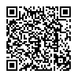 一名宣州记者正站在宣州公园的门口对刚才发生的突发事件进行详细的报道二维码生成
