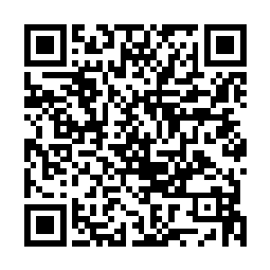 一名敌人的机械人冲过来用巨大的武器将它拦腰斩断――二维码生成