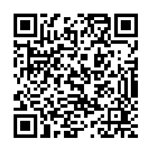 一架头顶上的螺旋桨还在呼啸盘旋着的小型飞机已经等在哪边了二维码生成