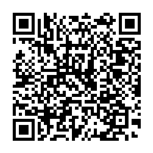 一溜的都是卖冰镇果汁的三轮车的小摊位和等待拉客的出租车和马车二维码生成