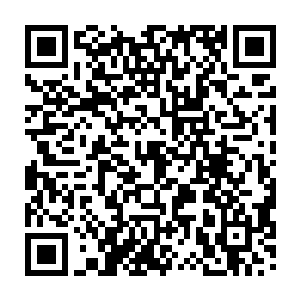 一辆警车呼啸着在后面紧紧追赶着这辆虽然破旧但是开的却是无比疯狂的老爷车二维码生成