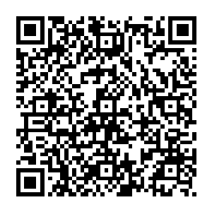 一辆越野车撞在警车上随即从车上跳下一个嬉皮士指着持枪警察的鼻子就骂了起來二维码生成