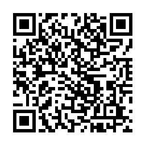 一边替哈力卡止血一边往他口中大把大把塞着疗伤的丹药二维码生成