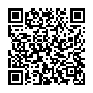 一边的方言看着这茶几上一模一样的两只青花瓷小碗二维码生成