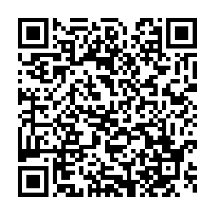 万伐还显摆似的在邵玄面前挥动他那把有些变形的布满划痕的短剑二维码生成