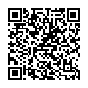 三个人只是这样简单的站在一起就已经表述出了什么是温暖二维码生成
