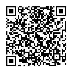 三辆空荡的皮卡车和马格隆的丰田轿车在黑夜中顺着公路从另一头下山二维码生成