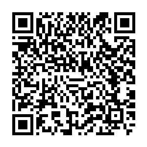 上前掏出记号笔在几位伤员的枕套上都写下了天正大厦自己办公室的电话号码二维码生成