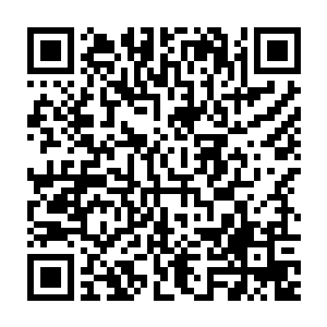 不慌不忙的从储物袋中拿出一面刻有魂窟宗标志的紫色玉牌向他们展示二维码生成