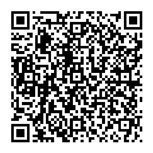 不过他的身上却也是被鲜血染红了的……此刻依然可以看到一道血箭缓缓的从他的后背上飞溅出去的二维码生成