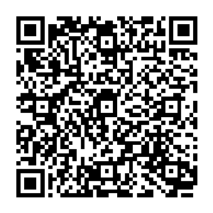 两名医生还有几名护士正在围着手术台忙碌着……医生似乎正在给胡东缝合破裂的脾脏二维码生成
