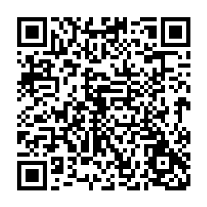 乔冰清站在人群中央听着他们的抱怨却只能小心的用头上戴着的帽子挡住脸二维码生成