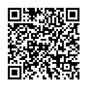 亲兵将俞大献专用的强弓和羽箭递交到俞大献手中二维码生成