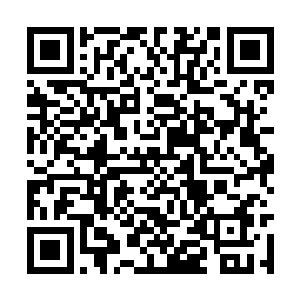从信封的边缘和角落处取出了一条很细很窄的刀片二维码生成