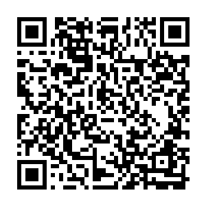 从天而降的雨水打在这些建筑物表面时会让表层内部的敏感线圈所感应到二维码生成