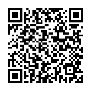 从我面前走过去的安优根本没有发现在一旁黑暗当中的我二维码生成