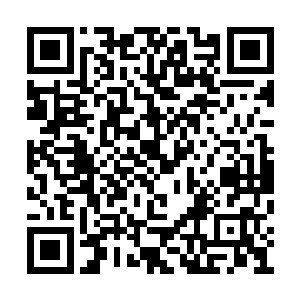 他也穿着公司的白色短袖配着一条白色的休闲裤二维码生成