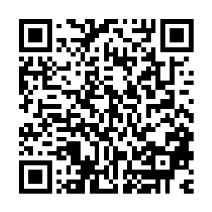 他们二人彼此对望　但却不在一个世界当中　尽管能够看见彼此二维码生成