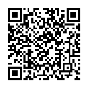 他们完全忘了刚才曾小美一脚踏倒那几百斤的大铁门的事情了二维码生成