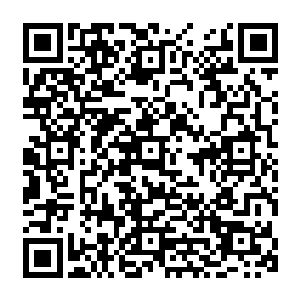 他们的标语在诉求他们因为开发被乒……又有那个黑白点衬衫的男人在这里跟他们交头接耳二维码生成