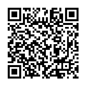 他又再一次的出现了……一如他刚才诡异莫测的消失二维码生成