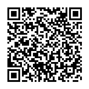 他和几个将领们在指挥官营帐正对着军事地图讨论着之后的行军布置二维码生成