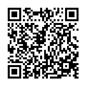 他手上那枚暗淡无光的黑色戒指猛然发出一股半透明的二维码生成