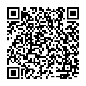 他挨个将校门口这里的刘启德以及高一三班同学们额头上面贴着的宁心咒二维码生成