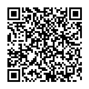 他的注意力完全被刚才从那辆不起眼的polo车上下来的两个人吸引住了二维码生成