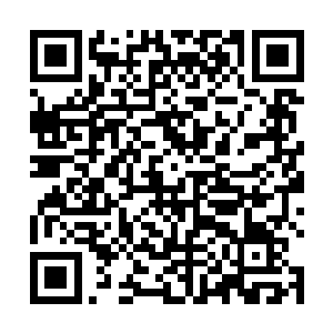 他的目光第一时间便是注意到了放在床头柜的那份瓦罐二维码生成