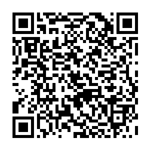 他的脸已经肿了起來 嘴巴微张着 似乎想要说话 但是又说不出來的样子二维码生成