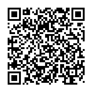 他的身后拖着长长的电缆--尼玛至今还是没法做到驱动能源的小型化二维码生成