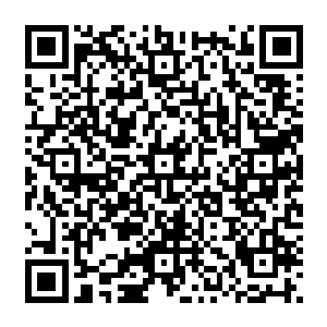 他目光扫过中间所有的画　顿时望向最后的几幅　但见模糊的画面中　清晰的标注了一个人二维码生成