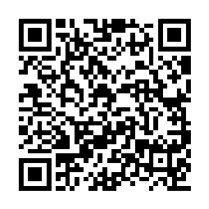 他高搭起来的帐篷正好隔着比基尼泳裤顶在她的二维码生成