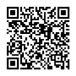 伦敦塔里忙碌着清理已经损毁的塔楼的那些工人和器械二维码生成