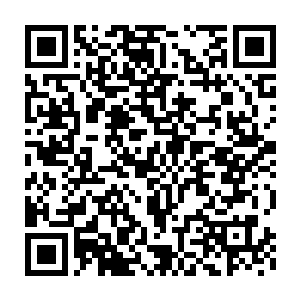 似乎正在估量自己跳跃的距离－－他松开了扶着窗框的手－－突然二维码生成