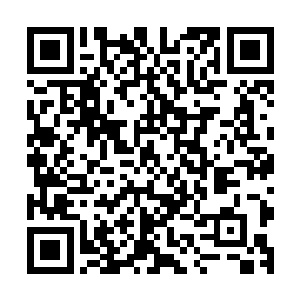 但他每晚靠在阳台角落里用卫星电话还是充分获得了外界消息二维码生成