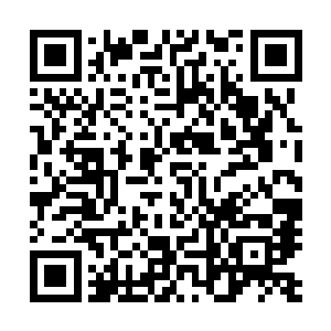 但是他却还依然在夏威夷的海滩泡洋妞……还左拥右抱……二维码生成