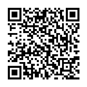 但是他果着的皮肤上却是用各种颜色的颜料绘满古怪的纹路二维码生成
