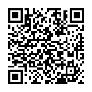 但是嘴上的浓密的胡须又好像表示他年纪实在是不小了二维码生成