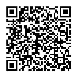 但是就在他试图打开房门出去看看的时候……他发现房间的门已经被锁死二维码生成