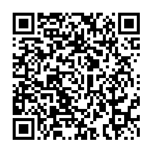 但是那微微往里收的下巴和翘起的兰花指却清晰地显示出他不仅缺乏男子气概二维码生成