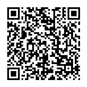 依旧简简单单的一件白色吊带裙勾勒出一个婀娜而略显孤单的身影二维码生成